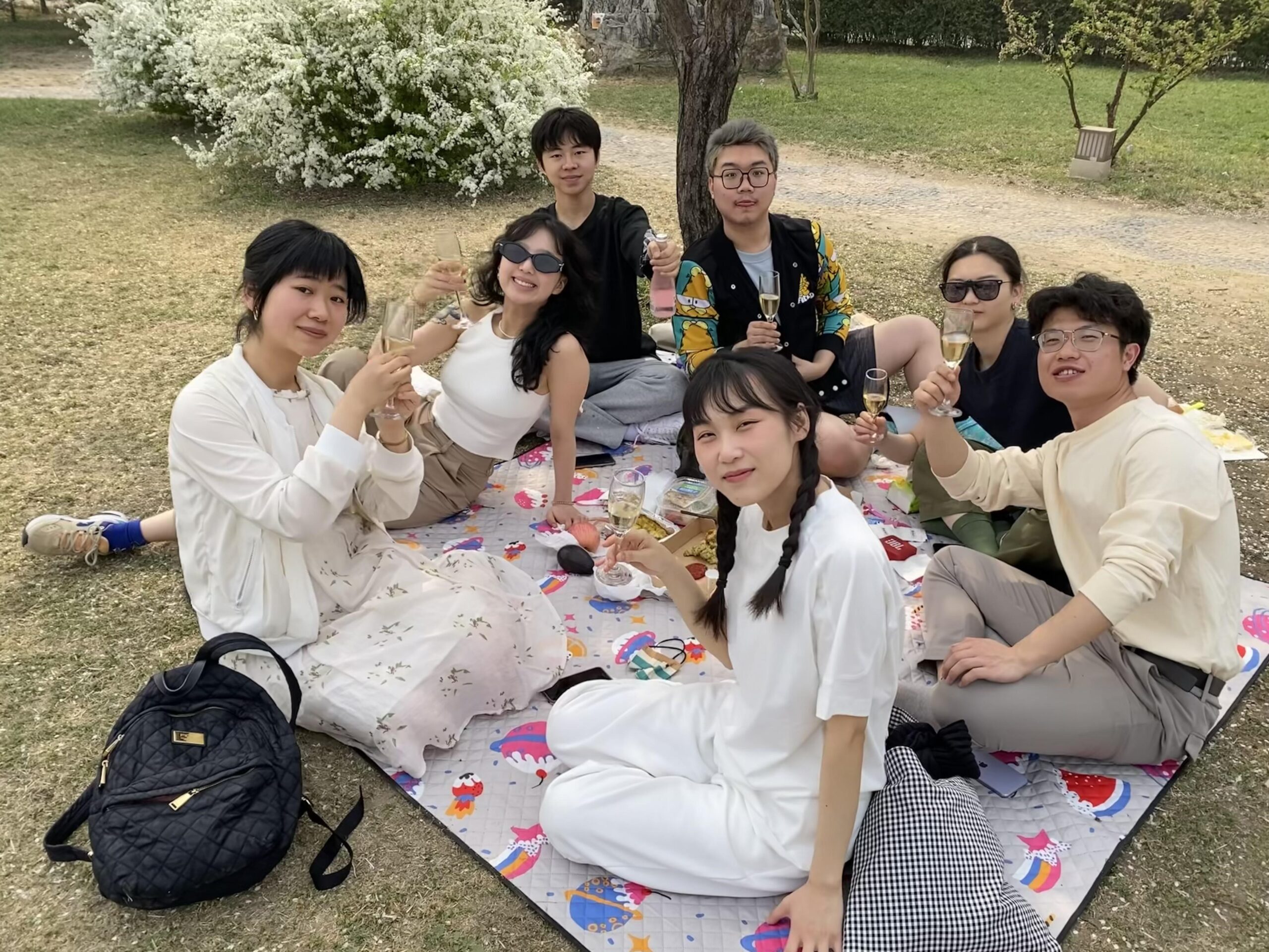 就讀中大-北大中國語言文學雙學位的學生與同學野餐合影